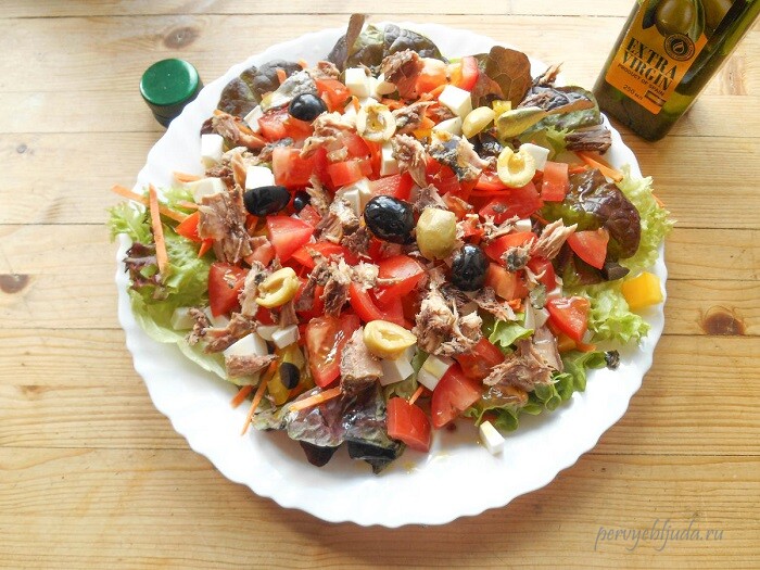 салат с овощами и консервированным тунцом