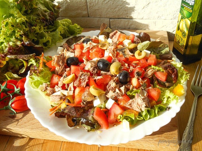 диетический салат с тунцом и овощами на тарелке