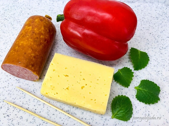 ингредиенты для канапе с колбасой, сыром и сладким перцем