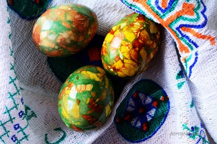 Мраморные яйца на Пасху, с луковой шелухой и зеленкой