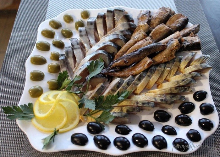 рыбная тарелка со шпротами и скумбрией