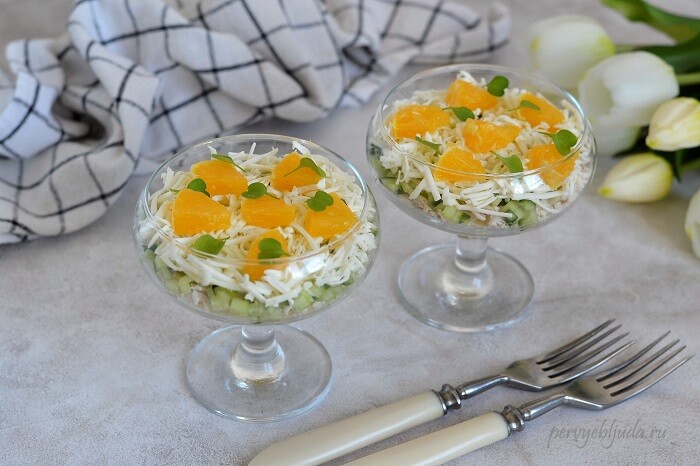 Порционный салат с плавленым сыром, куриной грудкой и апельсином