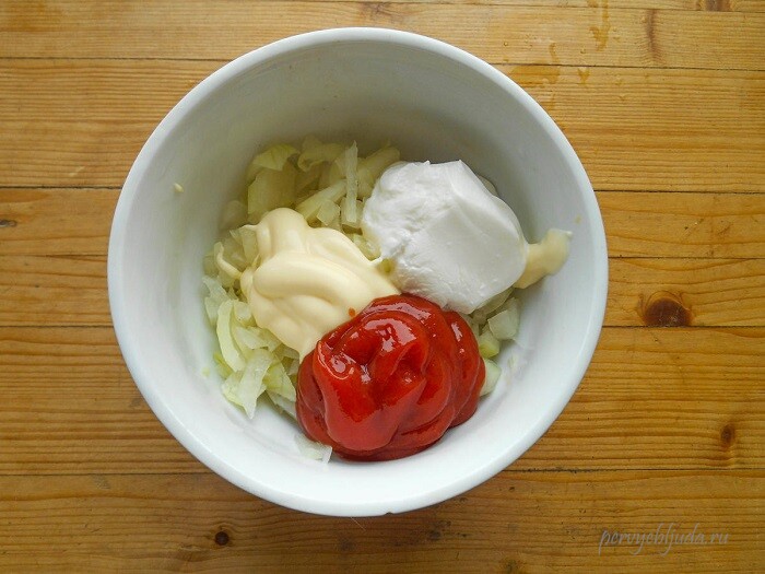 готовим томатный соус с луком для шашлыка