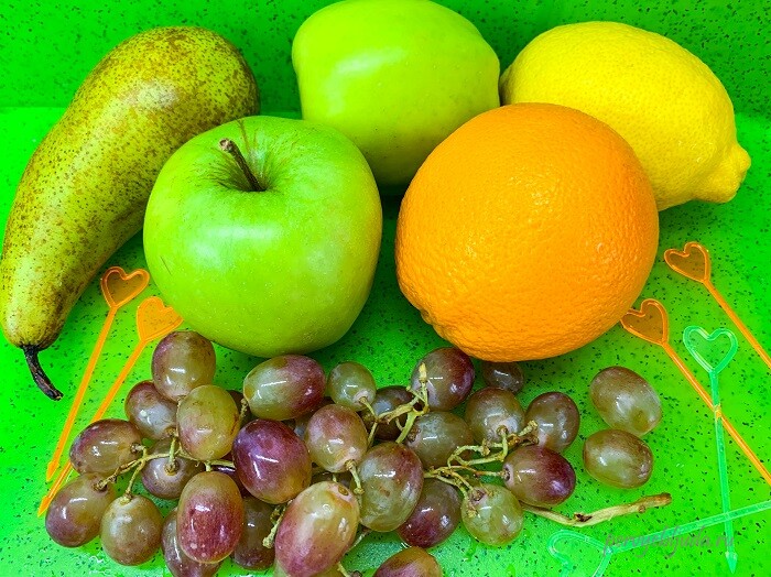 ингредиенты для фруктового канапе на шпажках