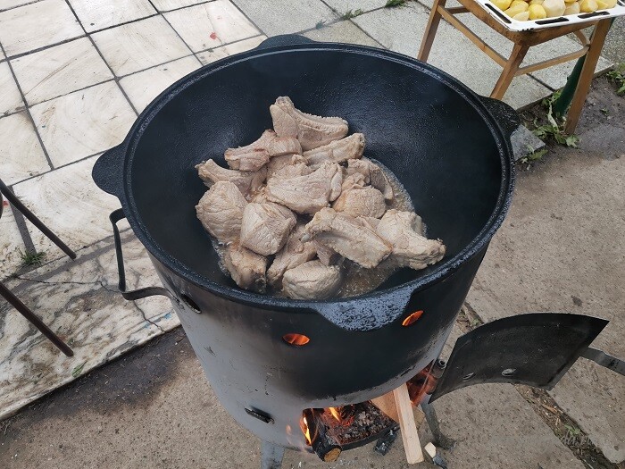 готовим жаркое из свинины с картошкой в казане на костре