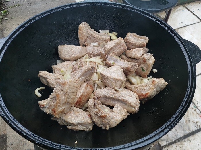 обжариваем мясо свинины с луком