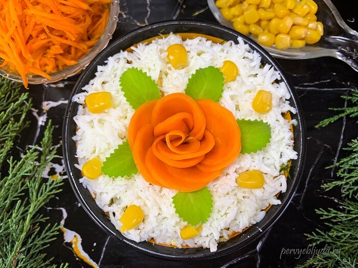 украшение салата из корейской моркови, яйца, сыра и кукурузы