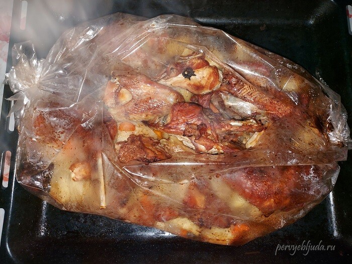 петух запеченный в духовке с картофелем и капустой