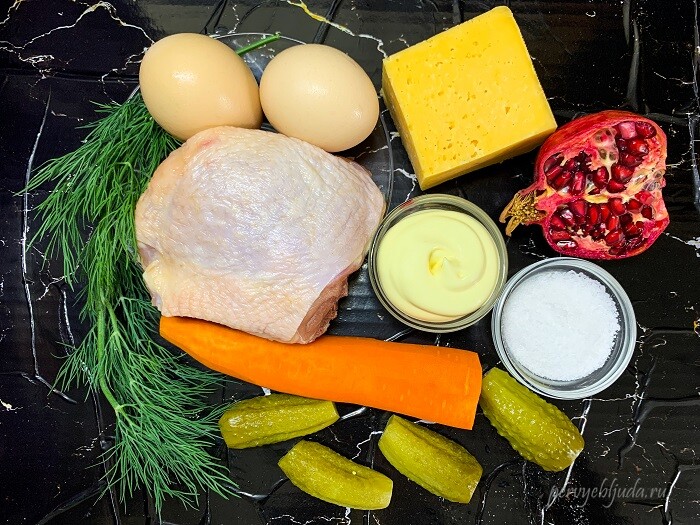 ингредиенты для салата с курицей, солеными огурцами и гранатом