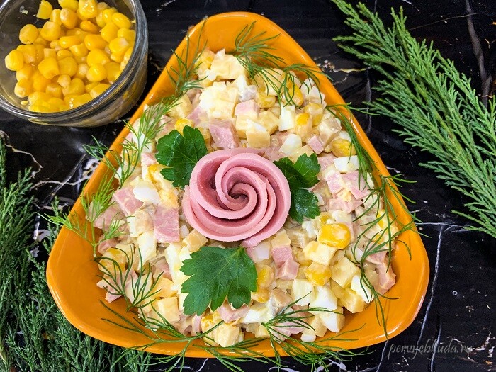 простой салат с колбасой, консервированной кукурузой и маринованными шампиньонами