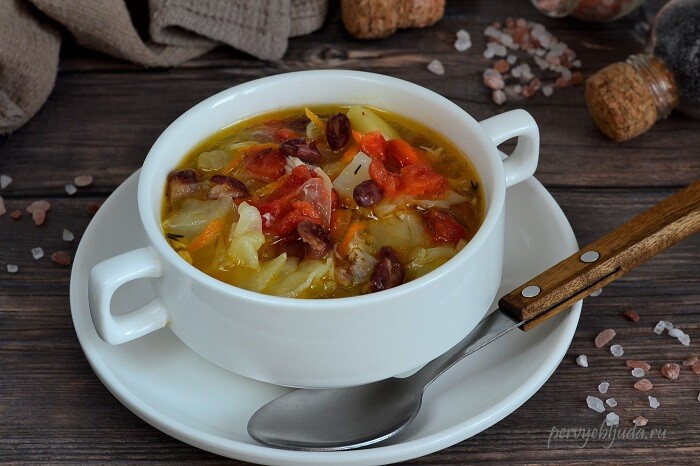 Суп с красной консервированной фасолью, белокочанной капустой и картофелем