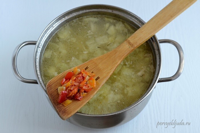 добавляем суповую зажарку в суп