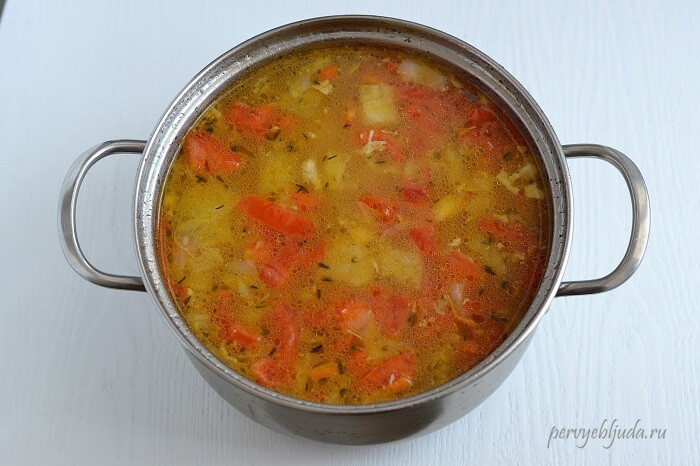 суп с красной консервированной фасолью, капустой и картофелем в кастрюле