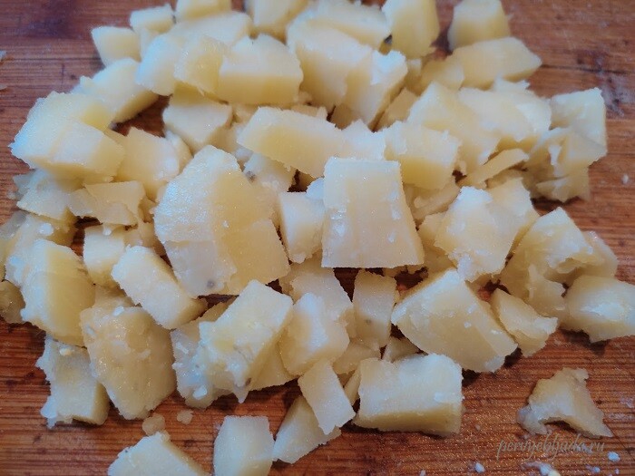 нарезанный отварной картофель