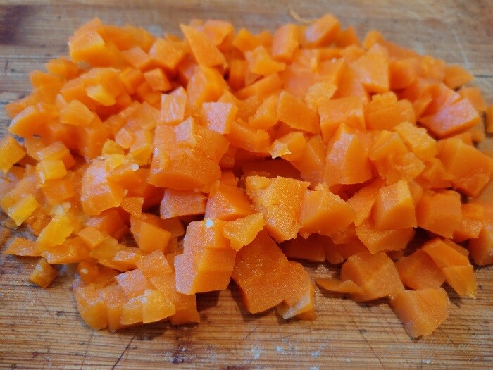 нарезанная морковь на оливье