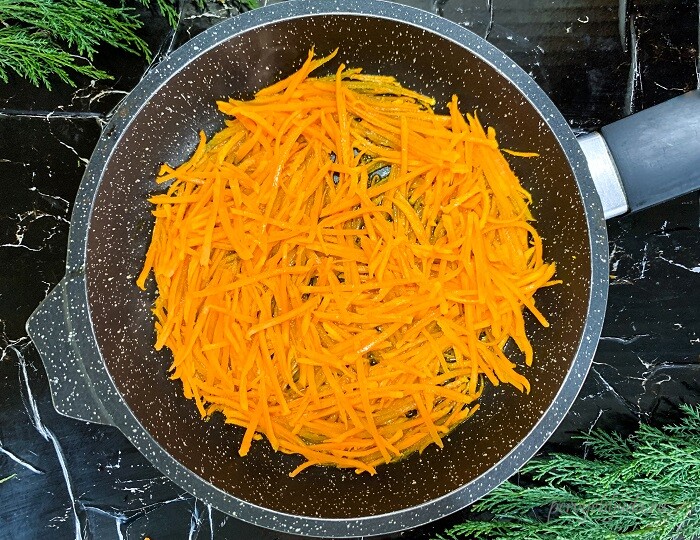 обжариваем морковь