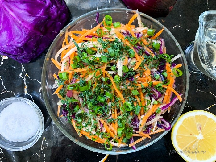 готовим салат из красной капусты, моркови и редьки с зеленью