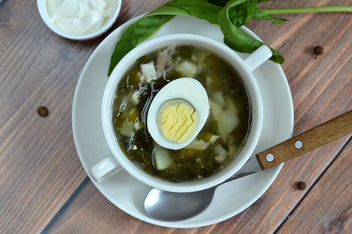 Суп со щавеля с мясом и яйцом. Суп со щавелем и яйцом на мясном бульоне.