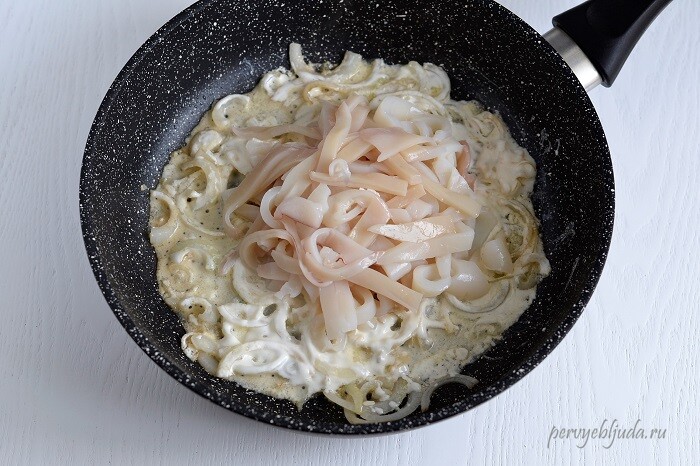 готовим кальмары тушеные в сметанном соусе на сковороде