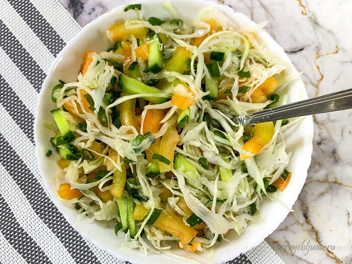 салат из свежих овощей с капустой