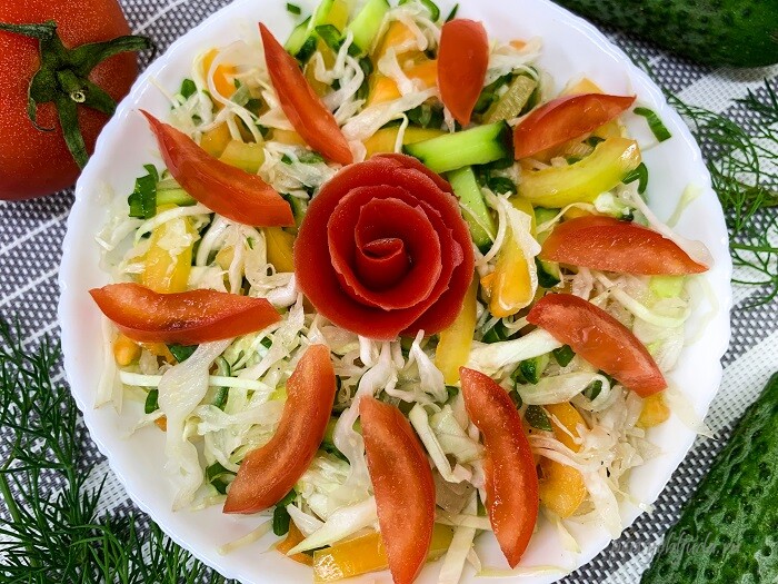овощной салат с капустой и зеленью