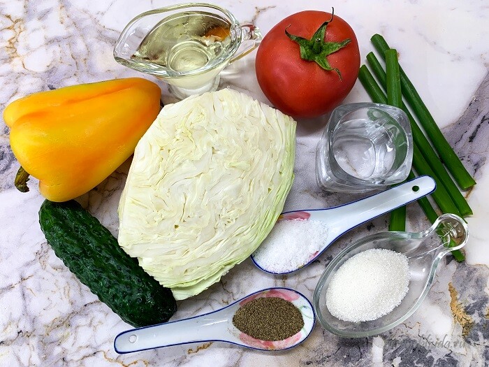 ингредиенты для салата из свежих овощей и капусты
