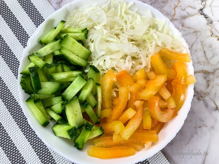 готовим салат из свежих овощей и капусты