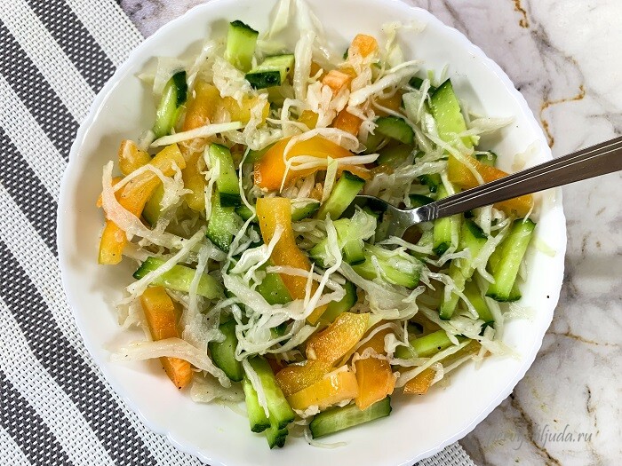 простой салат из свежих овощей с капустой