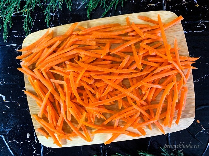 нарезаем морковь для плова