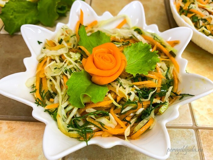 Легкий салат из свежей капусты с морковью и зеленью
