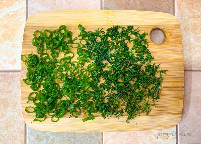 нарубленная зелень для салата