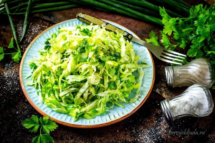 салат из молодой капусты и зелени к шашлыку