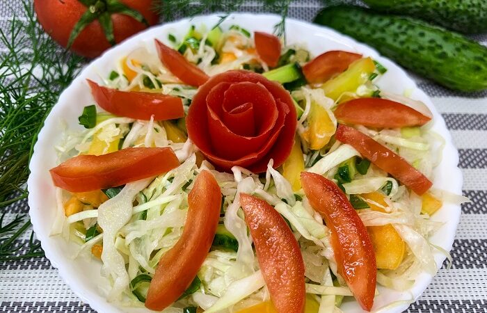 салат из капусты и свежих овощей