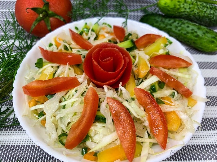 Легкий салат из свежих овощей с белокочанной капустой