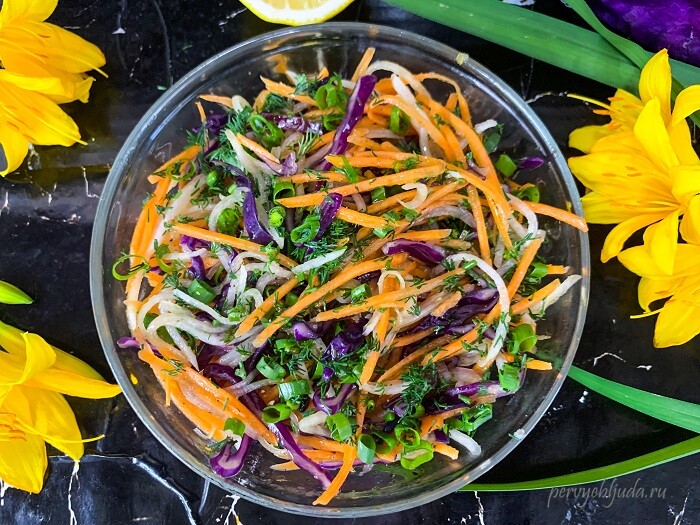 Витаминный салат из краснокочанной капусты с морковью и белой редькой