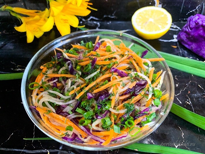 витаминный салат из красной капусты, моркови и редьки