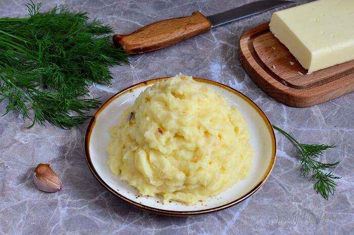 Картофельное пюре с обжаренным луком и чесноком