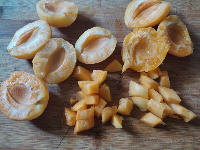 нарезаем абрикосы