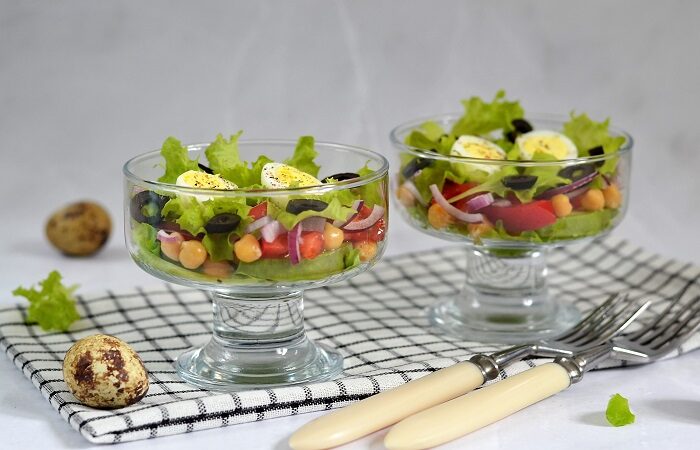 праздничный салат с нутом, авокадо и перепелиными яйцами