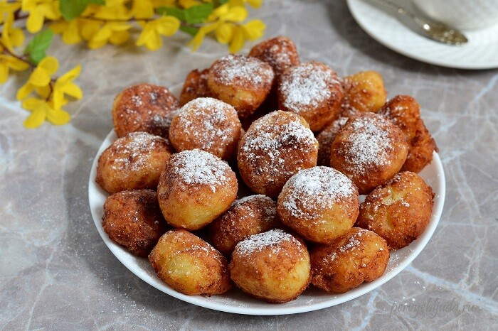 творожные пончики с сахарной пудрой жареные на сковороде