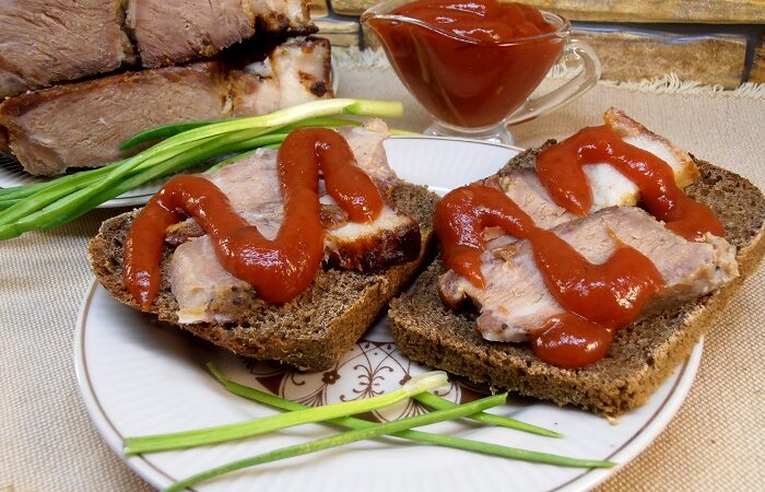 бутерброд с бужениной и томатным соусом