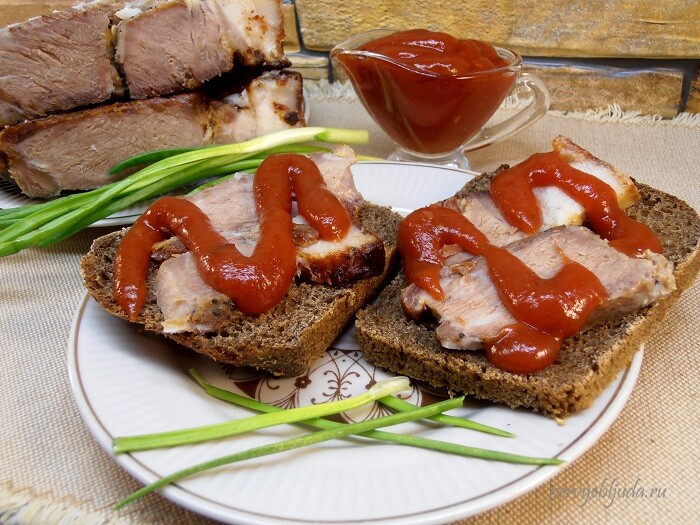 Бутерброды с бужениной и томатным соусом на черном хлебе