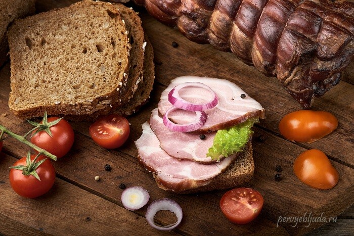 простой бутерброд с копченой грудинкой и синим луком