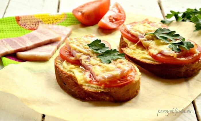 горячий бутерброд с грудинкой, помидором и сыром