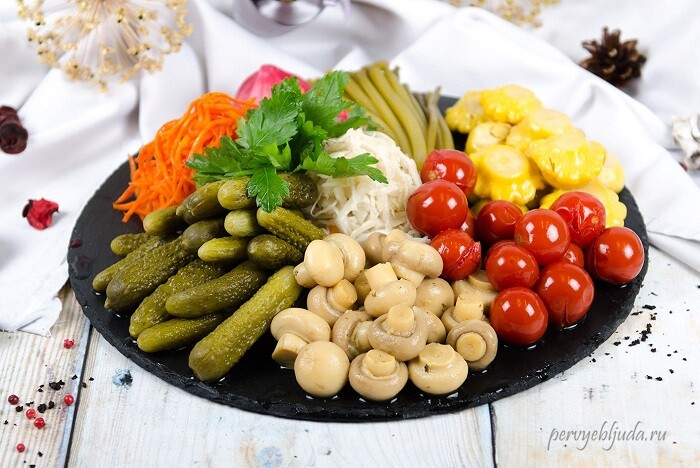 тарелка с маринованными овощами