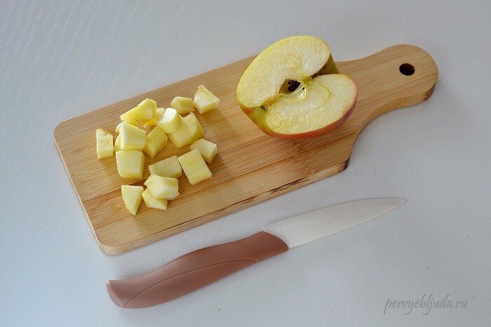 нарезаем яблоко кубиками