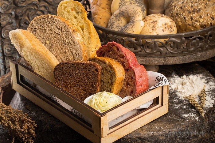 хлеб в деревянном ящичке