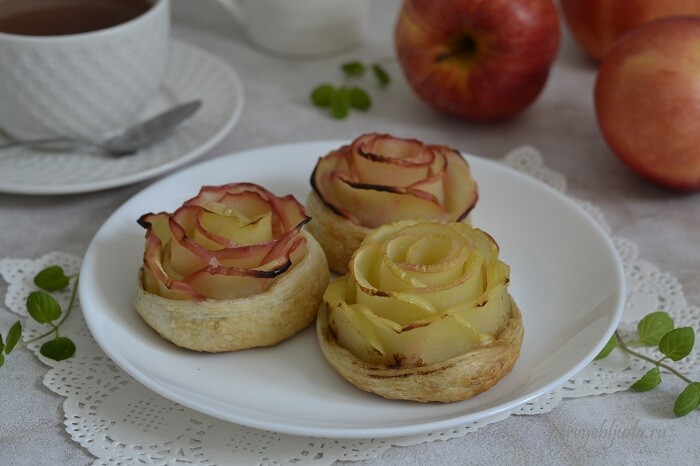 красивые булочки-розочки из слоеного теста с яблоками