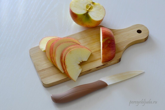 нарезаем яблоко дольками