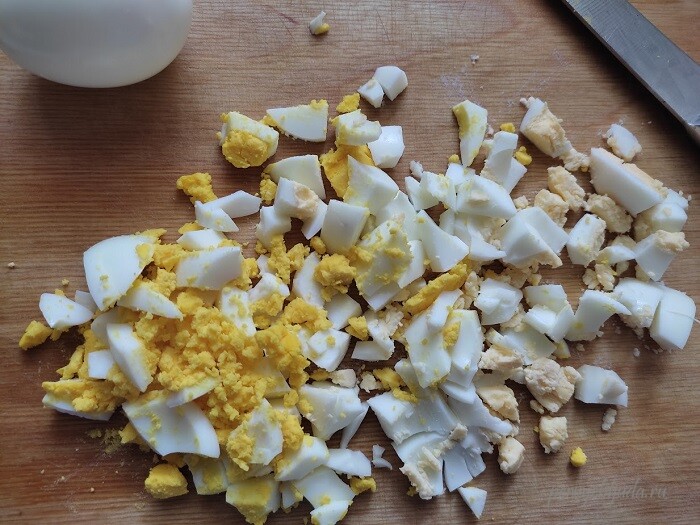 нарезаем вареные яйца
